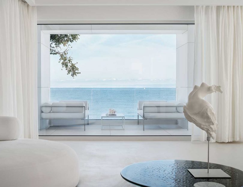 salón de un interior minimalista de una casa blanca moderna