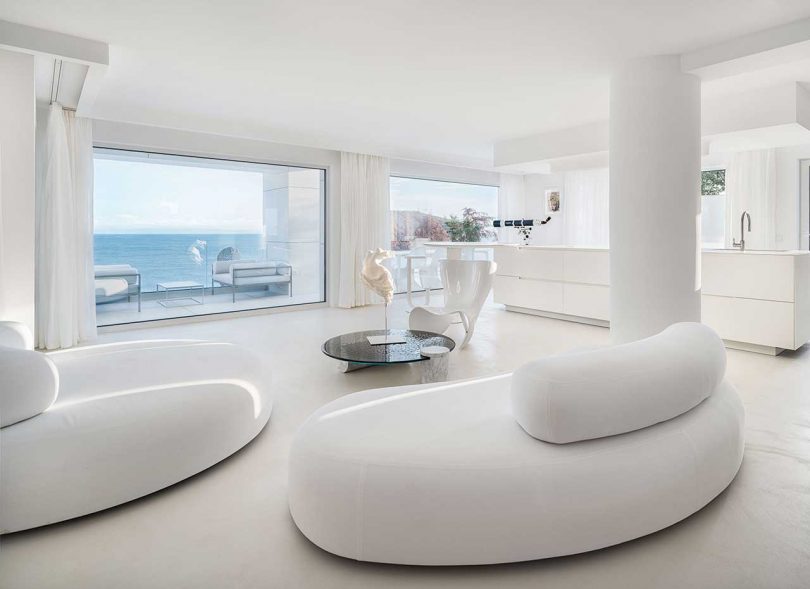 salón de un interior minimalista de una casa blanca moderna