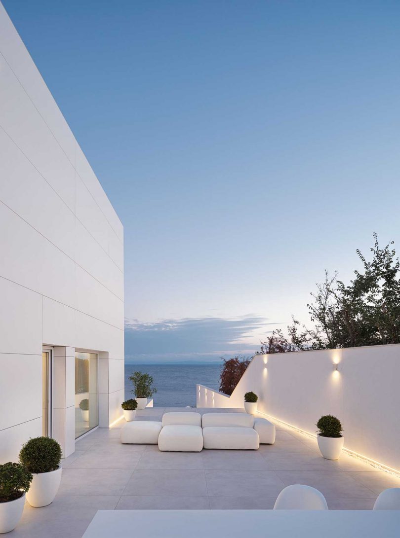 exterior minimalista de una casa blanca moderna con vista al océano