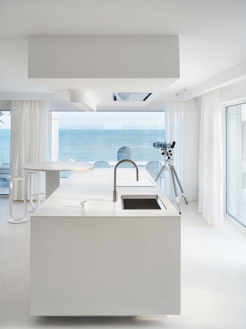 cocina de un interior minimalista de una casa blanca moderna