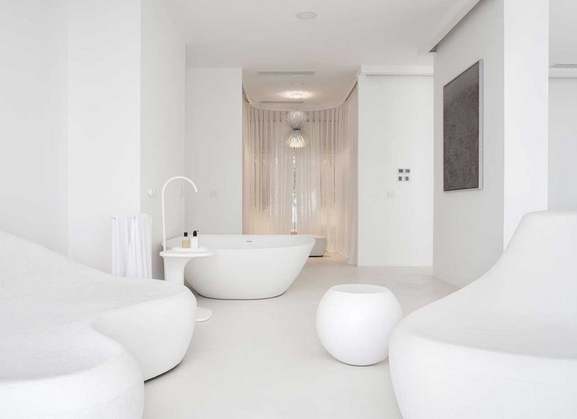 gran baño blanco de una casa moderna minimalista completamente blanca