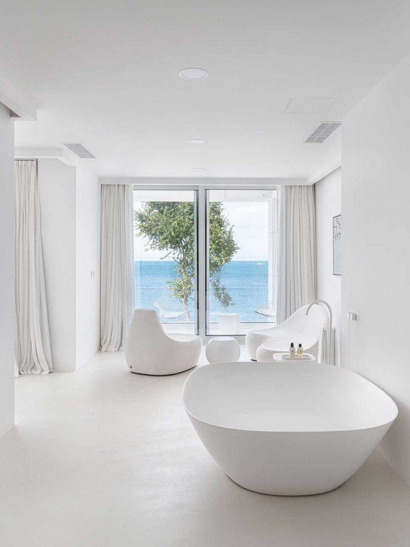 gran cuarto de baño blanco de una casa moderna minimalista completamente blanca con vistas al mar