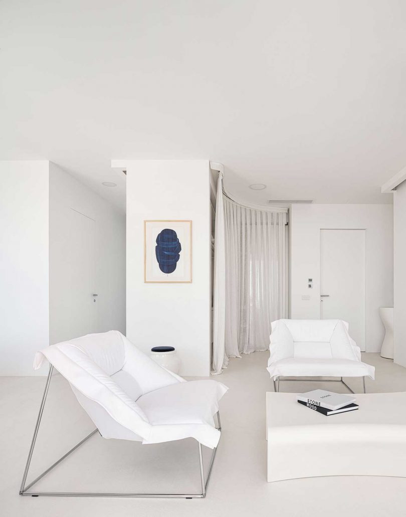 asientos modernos de una casa moderna minimalista completamente blanca