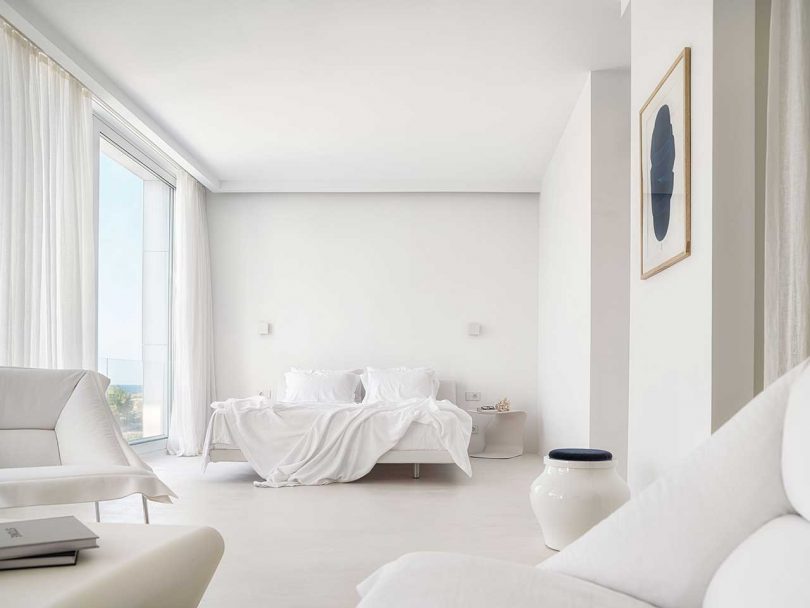 dormitorio de una casa moderna minimalista completamente blanca