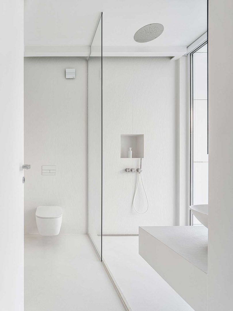 el baño de una casa moderna minimalista completamente blanca