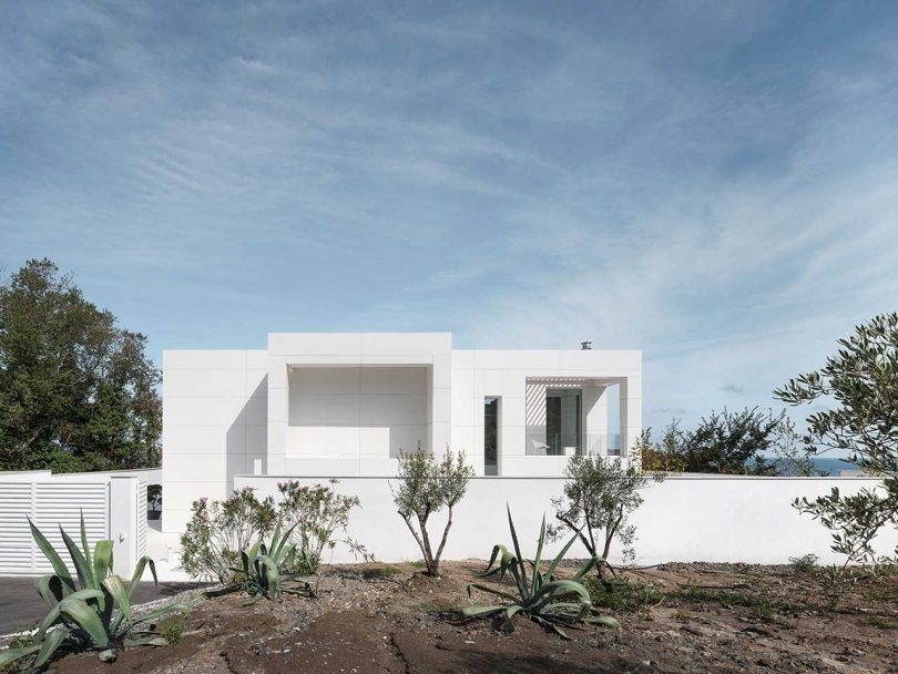 vista exterior de una casa moderna minimalista, totalmente blanca