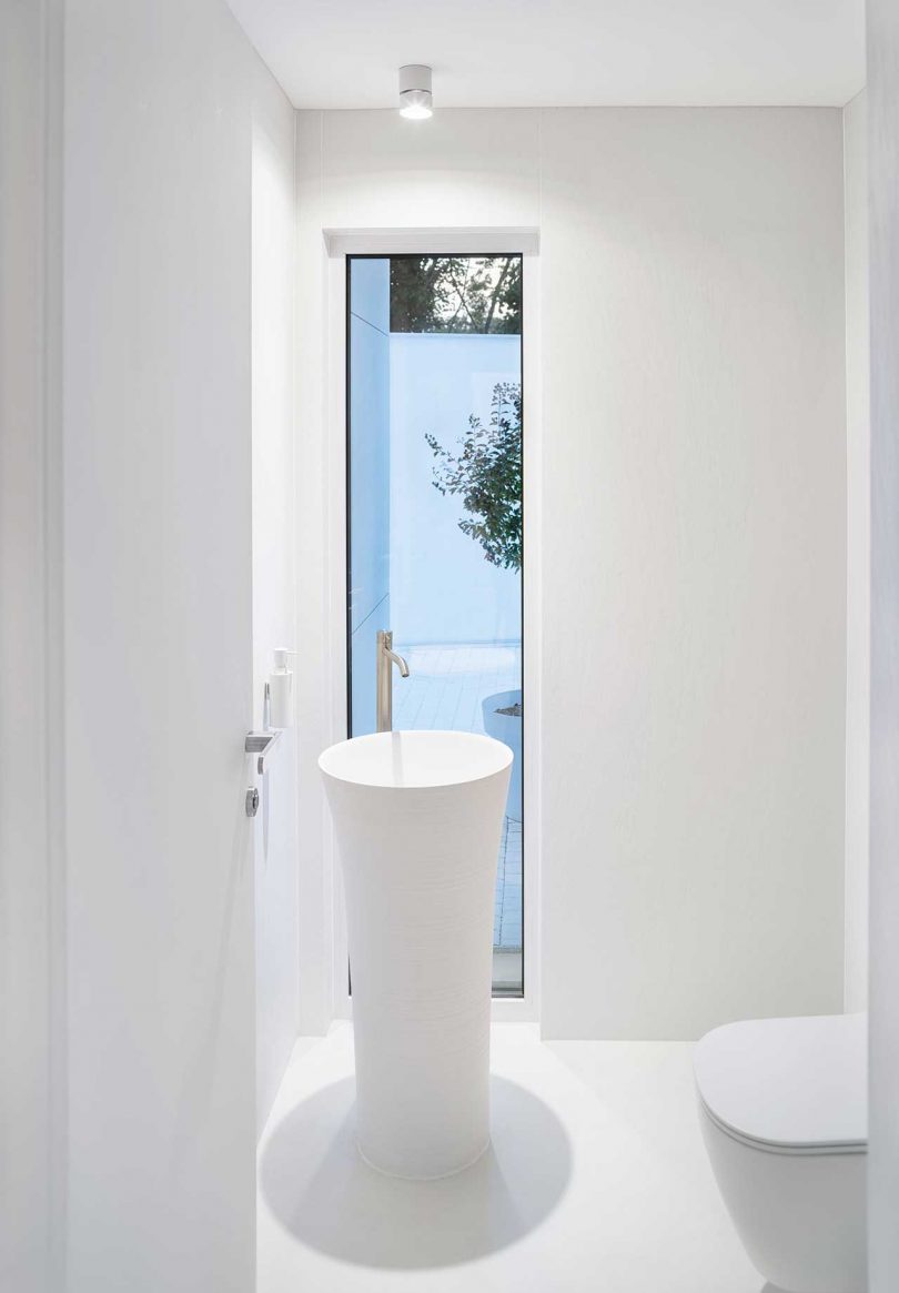 el baño de una casa moderna minimalista completamente blanca