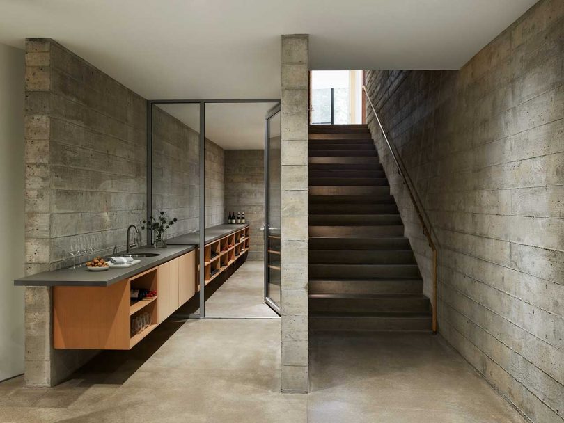 rom moderno interior con escalera