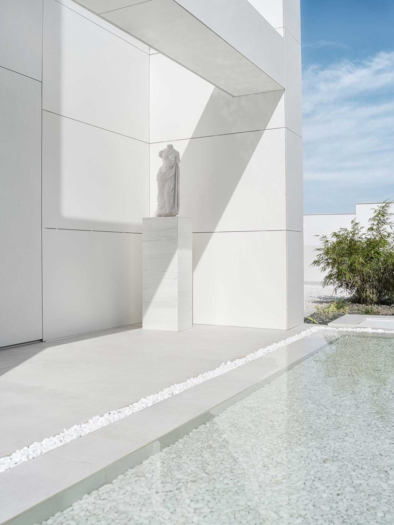 exterior minimalista de una casa blanca moderna