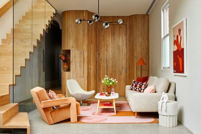 toma interior de una sala de estar moderna en tonos melocotón frescos y detalles de madera