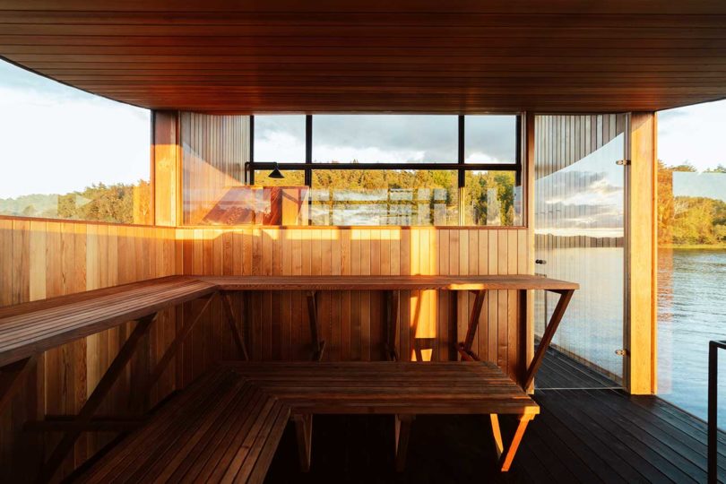 interior de una moderna sauna flotante de madera en el agua
