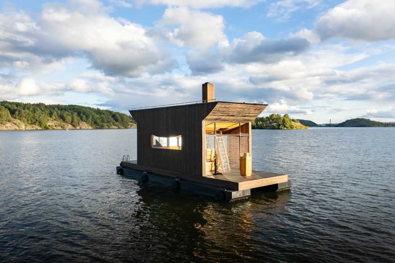 sauna flotante de madera moderna en el agua