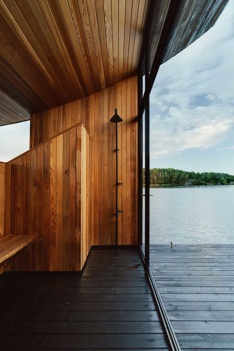 interior de una moderna sauna flotante de madera en el agua