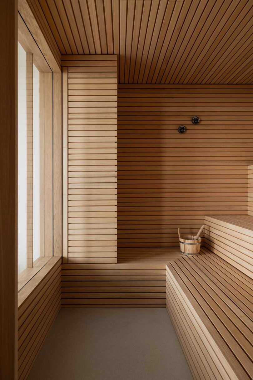 interior de una sauna de madera moderna