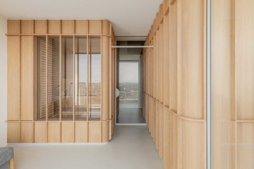 interior moderno con caja como estructura de madera en apartamento