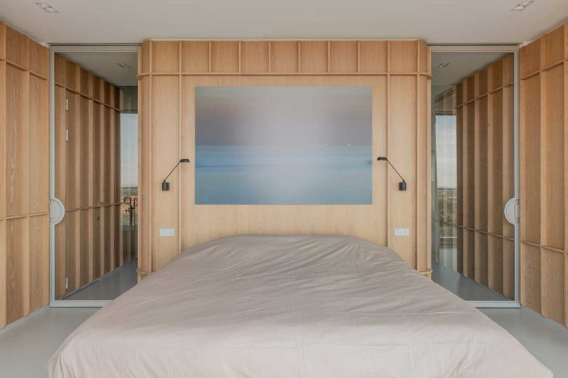 dormitorio moderno en un ático con una pared frontal de madera