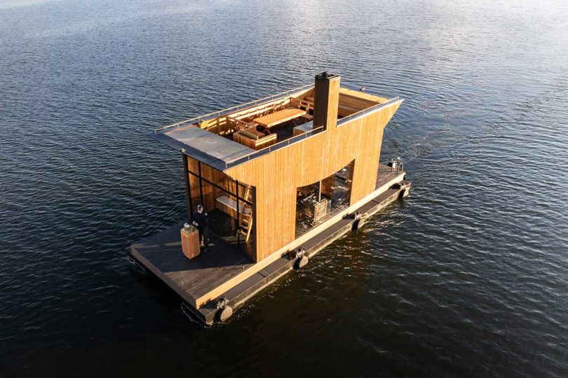 ángulo por encima de la vista de una moderna sauna flotante de madera en el agua