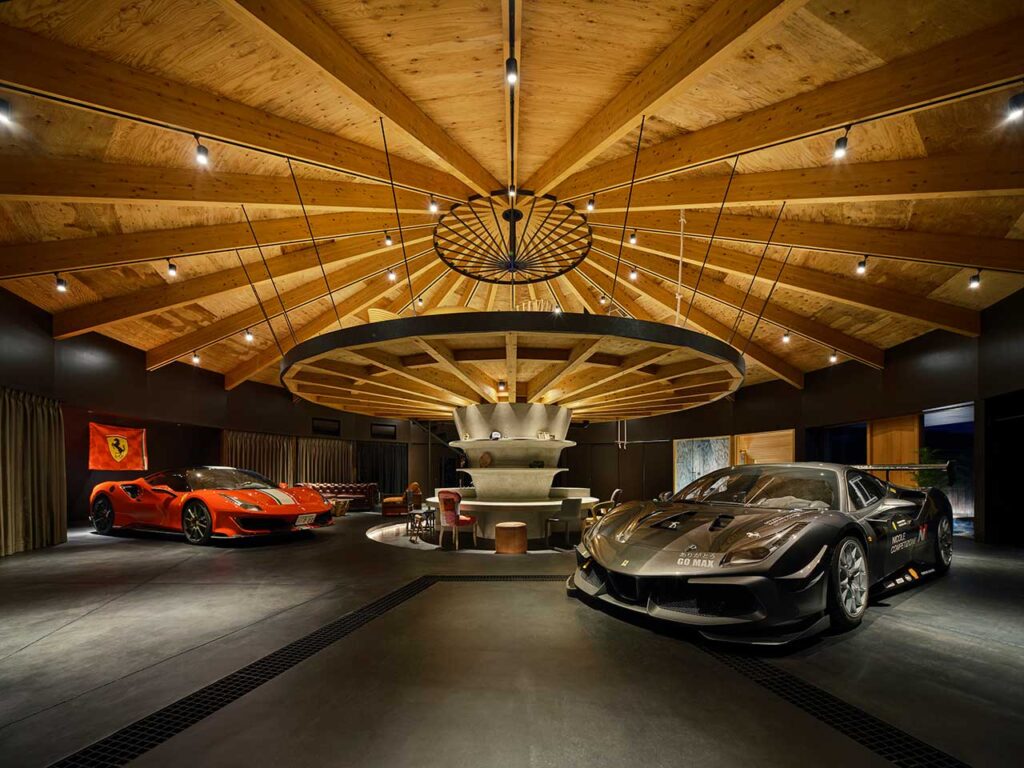 Una casa de vacaciones inspirada en una carpa de circo para un amante de los autos en Japón