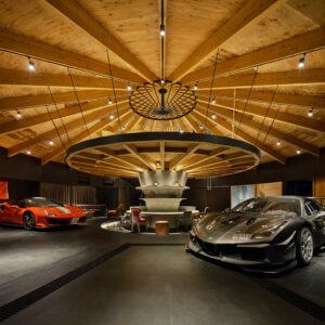 Una casa de vacaciones inspirada en una carpa de circo para un amante de los autos en Japón