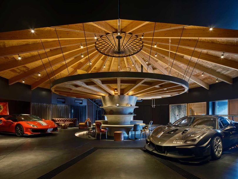 interior de una casa moderna abovedada con dos coches dentro