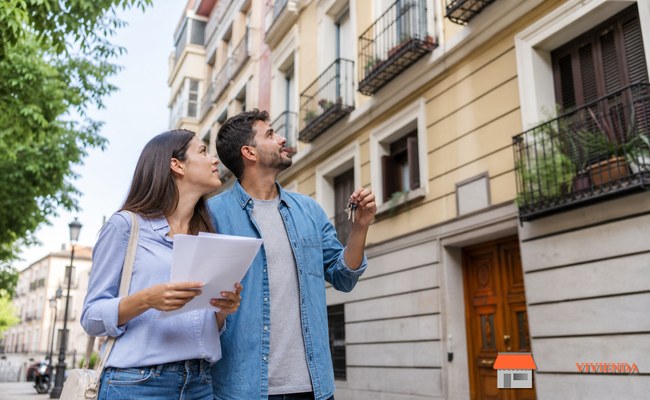 Visita exterior a una vivienda antes de comprar pareja revisa edificio residencial antes de comprar vivienda